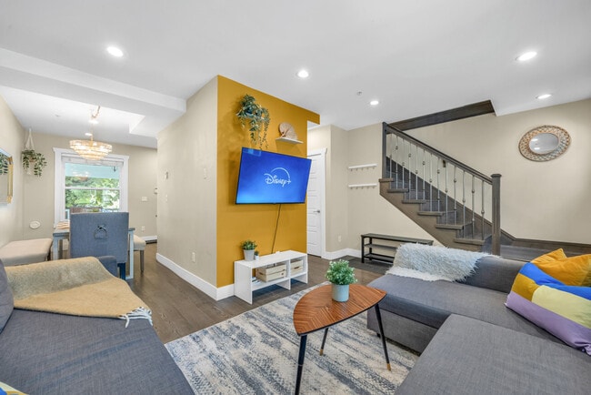 Photo - 3845 Dumfries St Unit ID1258944P