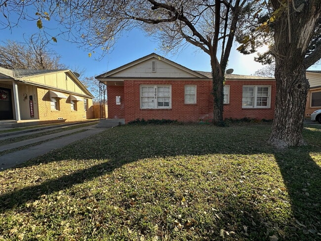 Building Photo - Cozy 1/1 with Private Yard, Close to TTU