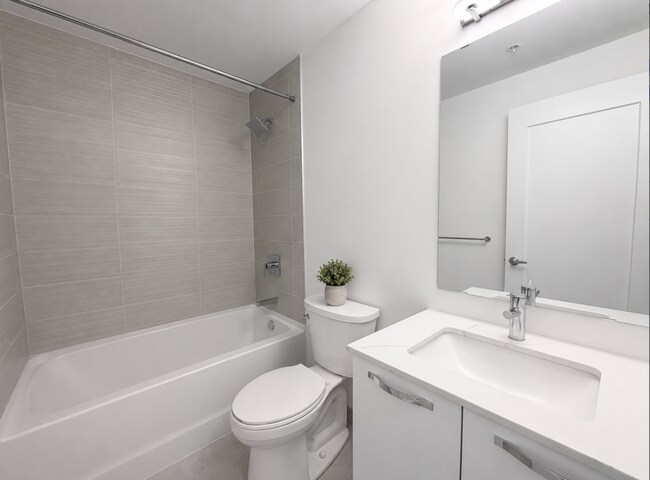 Photo - 75 James St S Unit 1423