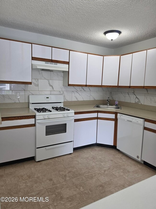 26 Colonial Ct