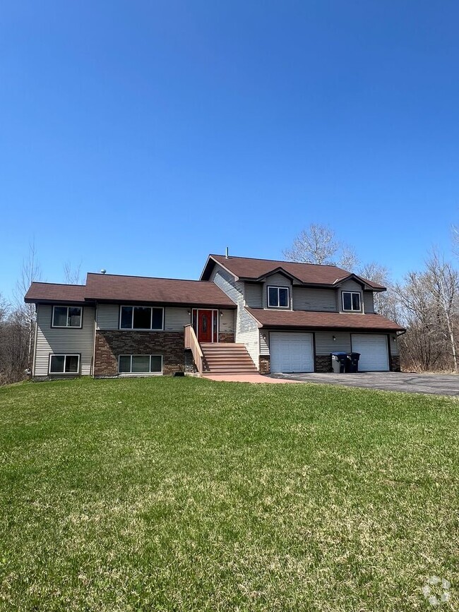 Building Photo - AVAILABLE NOW - 4 Bed, 3.5 Bath Home in He...