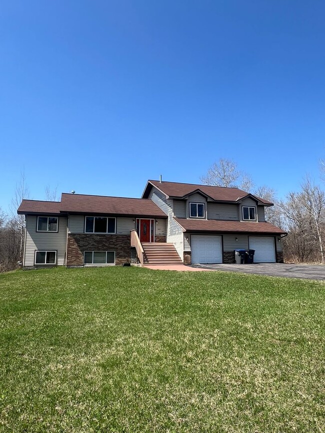 AVAILABLE NOW - 4 Bed, 3.5 Bath Home in He... - AVAILABLE NOW - 4 Bed, 3.5 Bath Home in He...