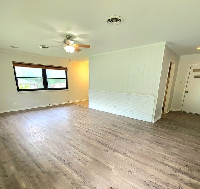 Building Photo - 2315 Pine Crest Dr