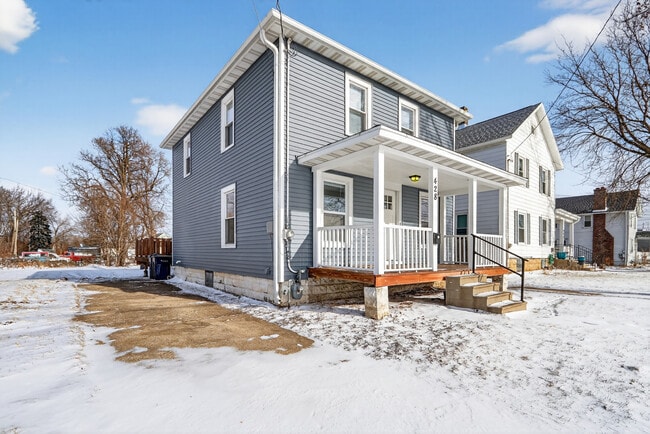 Building Photo - 428 W Delavan Dr