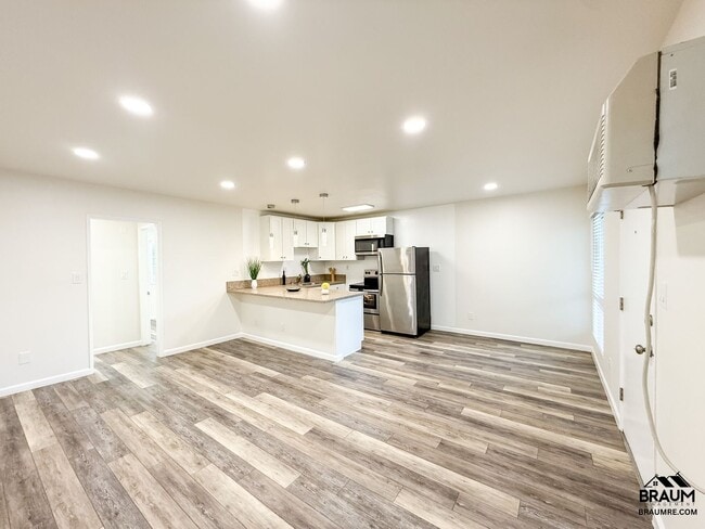 Building Photo - 5611 Fulcher Ave Rental