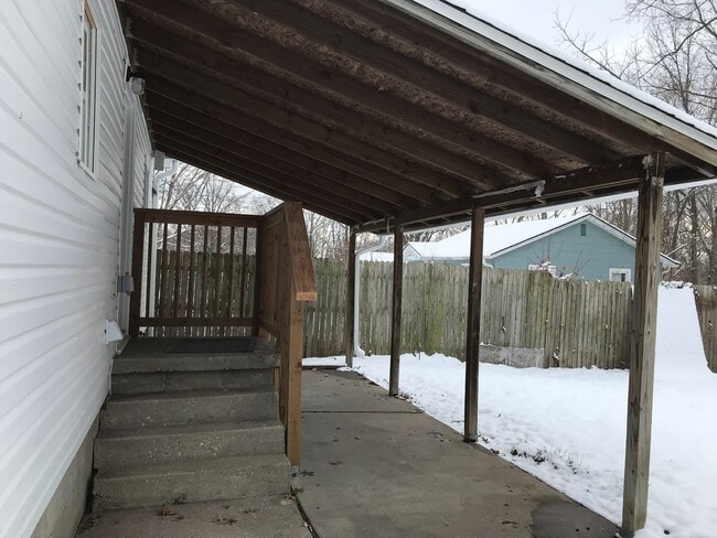Building Photo - 2 bedroom/1 bathroom single family home!