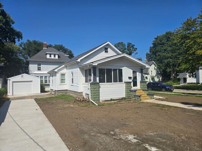 Photo - 301 W Graham St