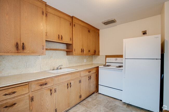 1BR, 1BA - 575SF with Hardwood
