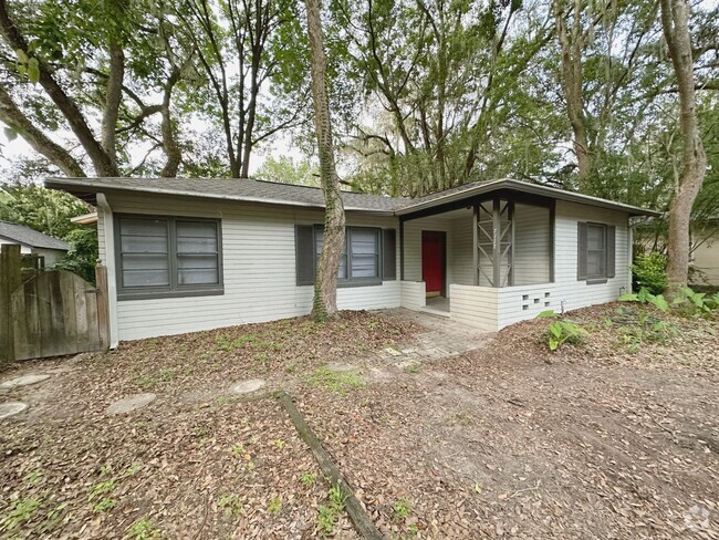 Building Photo - Large 3 Bedroom, 2.5 Bathroom House -- Acr...