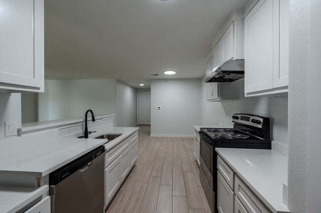 Building Photo - Empire Estates Rental