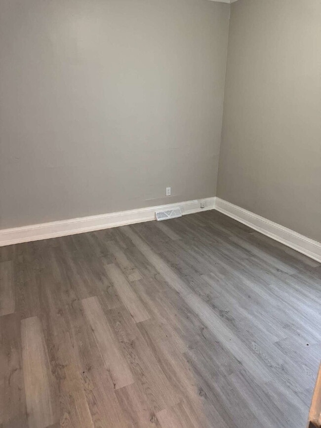 Photo - "Milwaukee Duplex: 3 Bedroom 1 Full Bath Lower Unit Lower