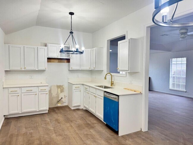 Photo - 223 W 6th St