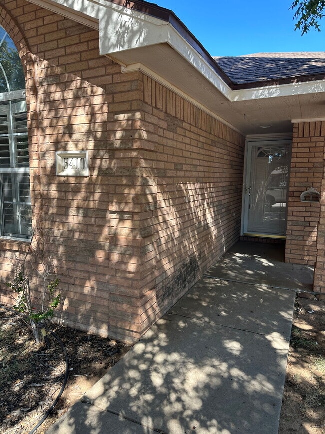 Building Photo - Spacious 3/2/2 - Freshly Updated