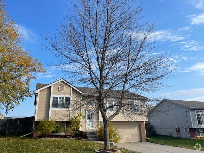 Building Photo - Home In Papillion For Rent!