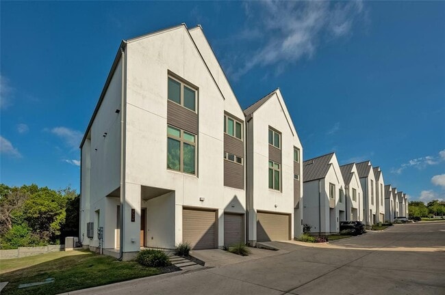 Photo - 2518 Sutherland St