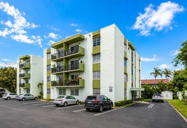 Building Photo - 1530 SW 2nd St Unit 307