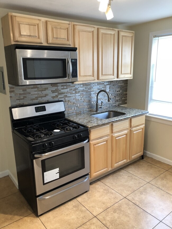 Building Photo - 64 Cedar Ave Unit 3