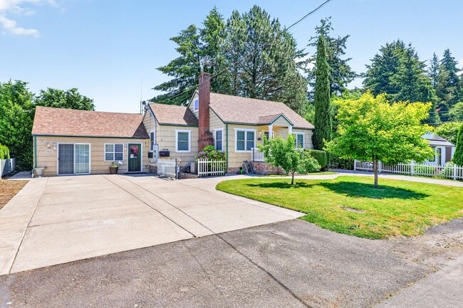 Building Photo - Spacious NE Portland Home with Central A/C, Finished Basement & Loft