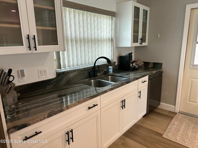 Photo - 574 Dianne Dr