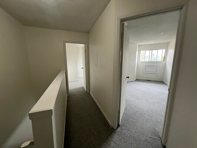 Photo - 2 Bedroom 1 Bath Upper Level Apartment available in Mississauga Unit 177