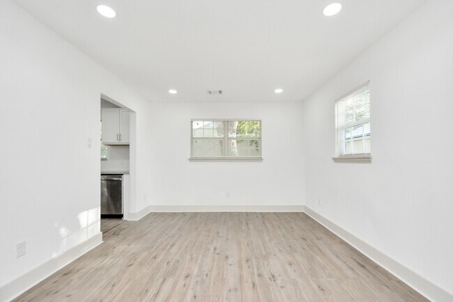 Building Photo - 1501 Maiden Ln