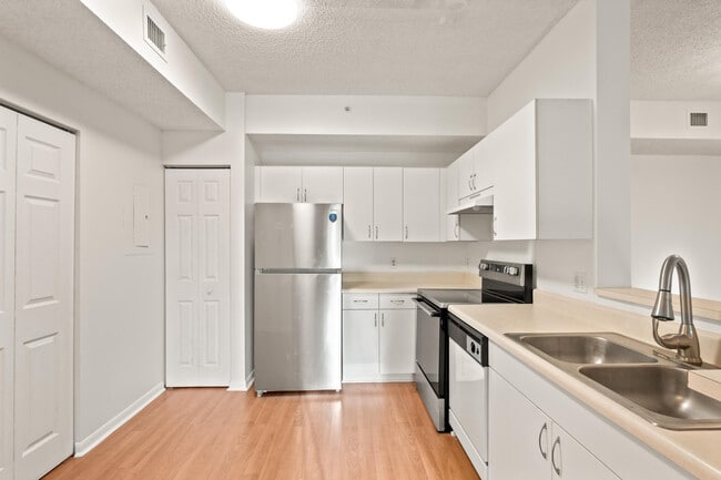 Building Photo - 6960 SW 39th St Unit E205