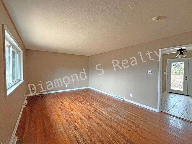 Photo - 3 Bedroom Home Close to Sunshine and 65!