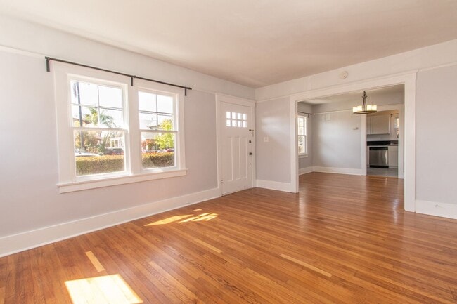 Photo - Charming North Park 2 Bed/1Bath with Washer/Dryer, Backyard & Parking! Unidad 3042