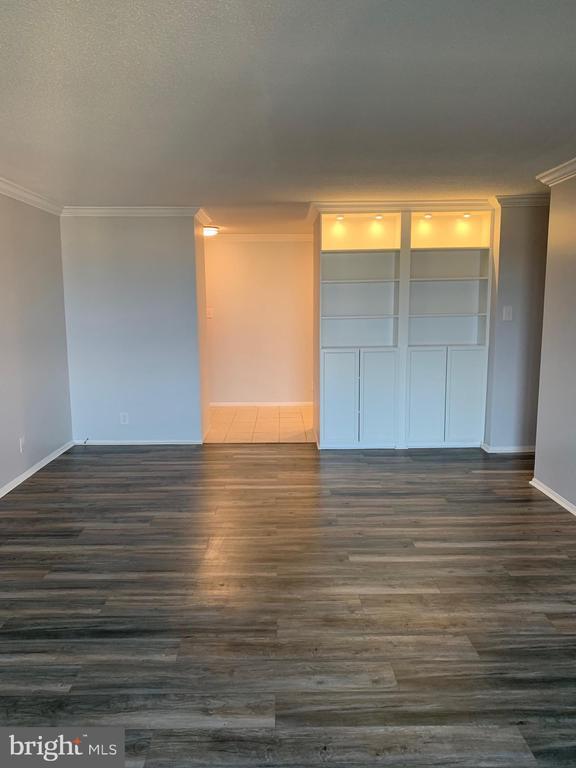 Building Photo - 307 Yoakum Pkwy Unit 1825