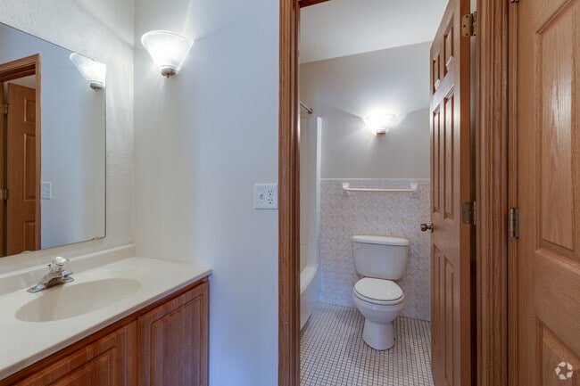 1BR, 1BA - 901SF - Bathroom - Rosewood West