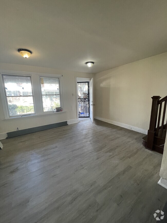 Building Photo - 5821 N Woodstock St Rental