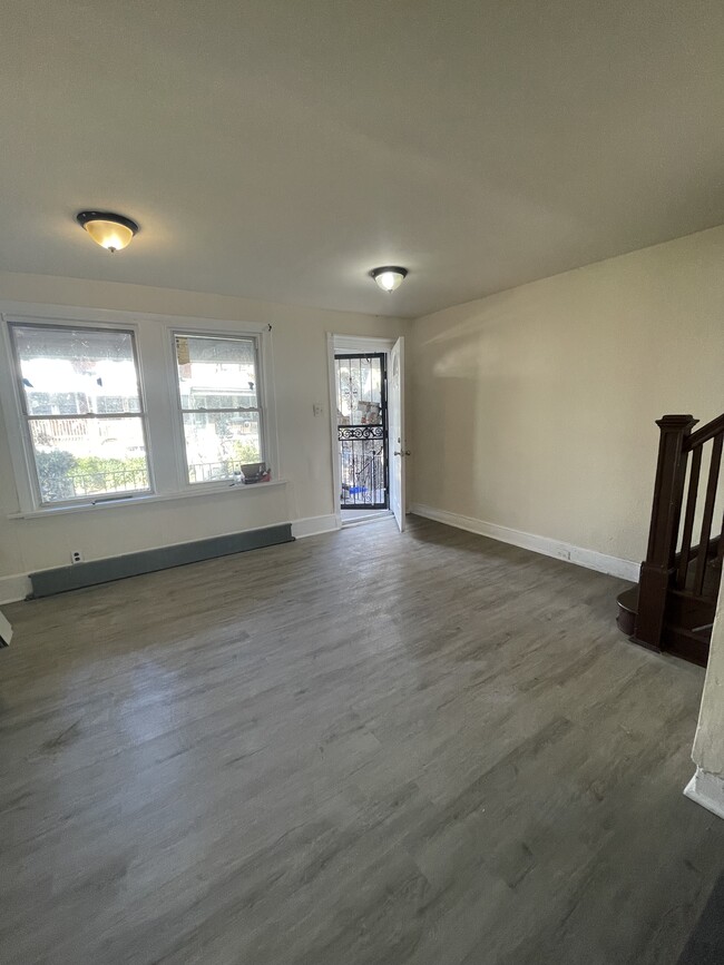 Photo - 5821 N Woodstock St Townhome