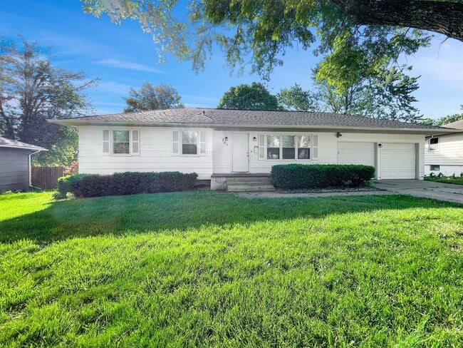 Building Photo - Coming Soon! 3 BR/2.5BA | Newly Renovated Single Family Home | Fenced backyard | In Raytown!