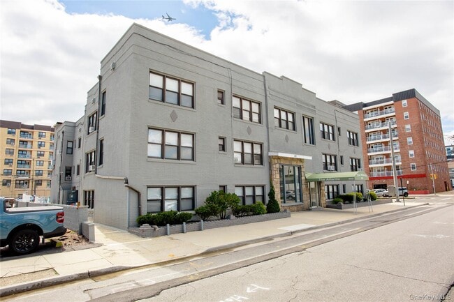 Building Photo - 302 E Broadway Unit 2G Rental