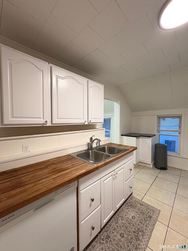 Photo - 1787 Stratfield Rd Unit B