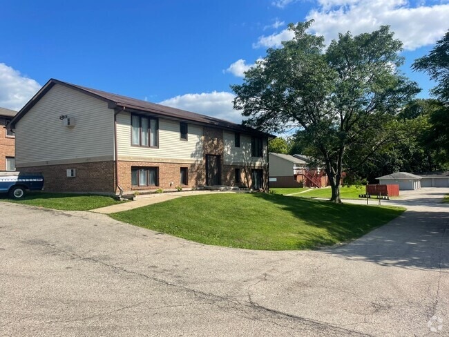 Building Photo - Immaculate Updated 2 Bedroom 1 bathroom Rental