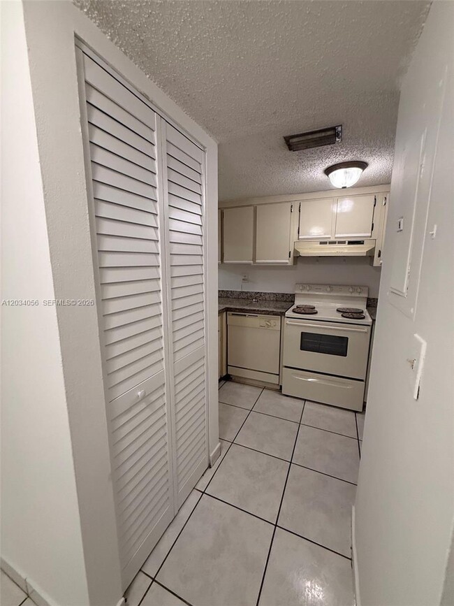 Photo - 9917 W Okeechobee Rd Unidad 3-510