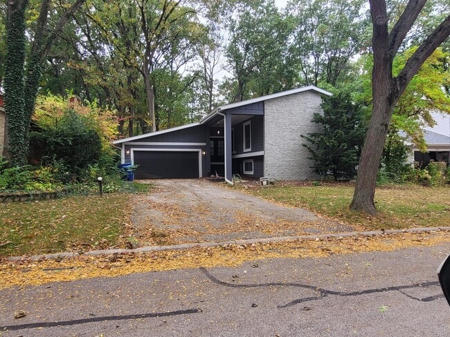 Building Photo - 1887 Carriage Hill Rd