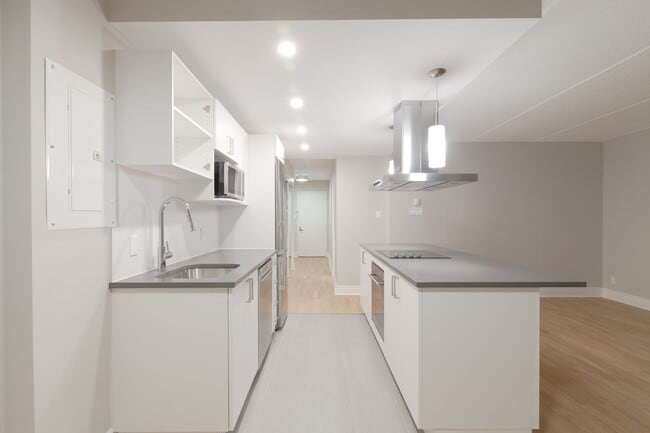 Building Photo - 4800 Maisonneuve Blvd W Unit 409