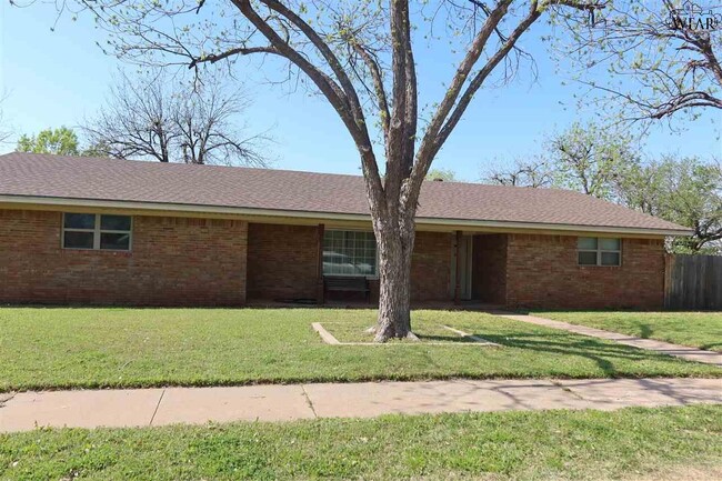 Building Photo - 1544 Sweetbriar Dr Rental