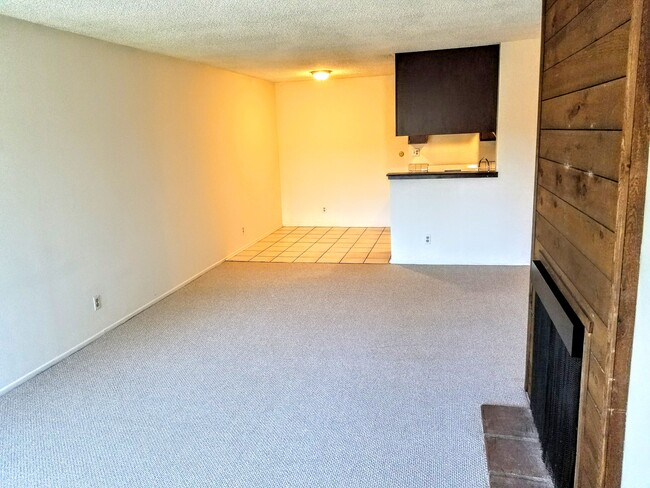 Vista desde la sala hacia el comedor y la cocina. - 3717 Cardiff Ave