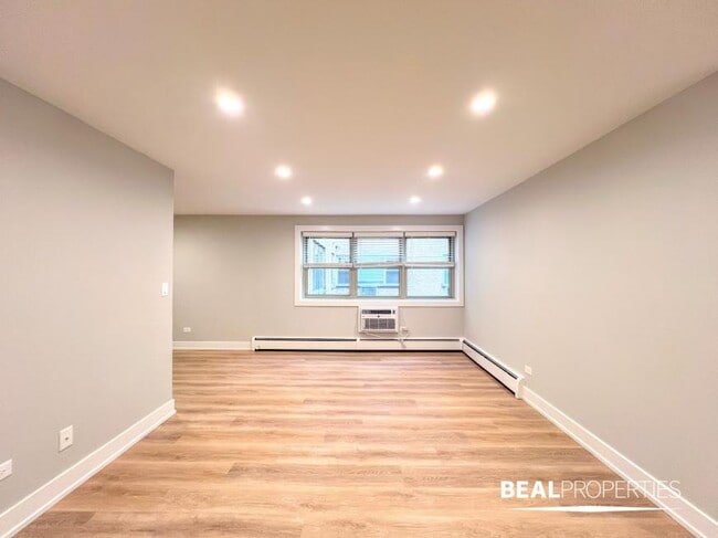 Building Photo - 1 bedroom in CHICAGO IL 60657 Unit 204 Rental