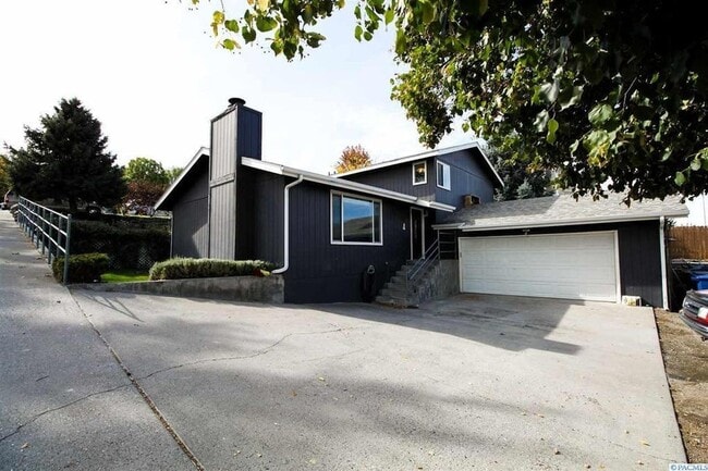 336 Satus St
