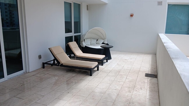 Building Photo - 401 N Birch Rd Unit 401