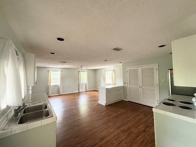 Photo - 405 Tallahassee St