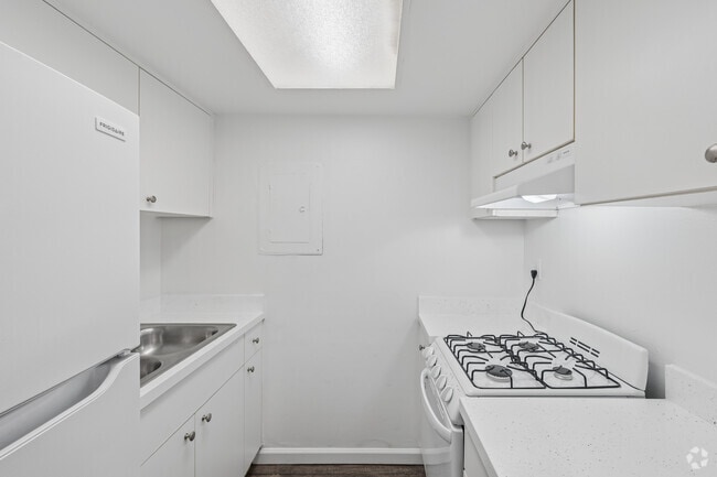 Classic 1BR, 1BA - 620SF - Kitchen