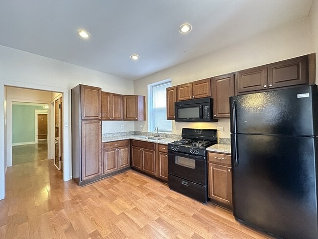 Building Photo - 5023 N Ridgeway Ave Unit G03C Rental