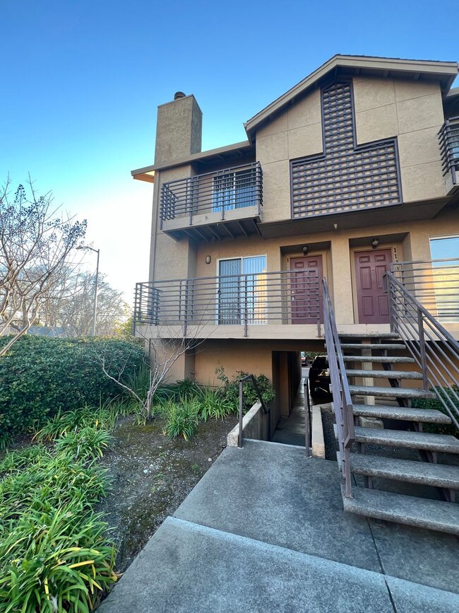 CENTRALLY LOCATED NAPA TOWNHOME - CENTRALLY LOCATED NAPA TOWNHOME