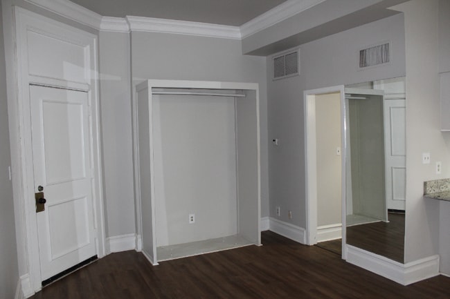 Building Photo - 101 S Victory St Rental