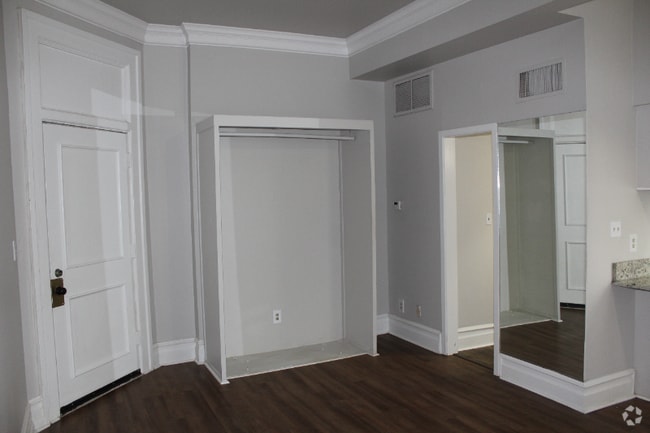 Building Photo - 101 S Victory St Rental